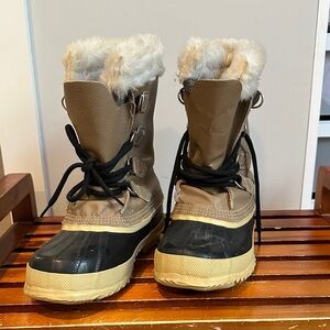 Sorel Tan and Black Boots with Faux Fur